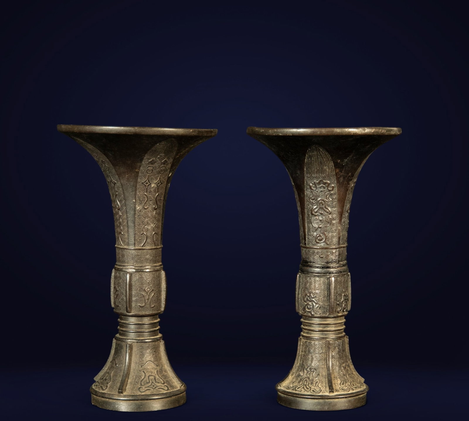 Pair of 19th Century Chinese Qing Dynasty Hu Vases: Measurements: 23 x 13 x 13 cm