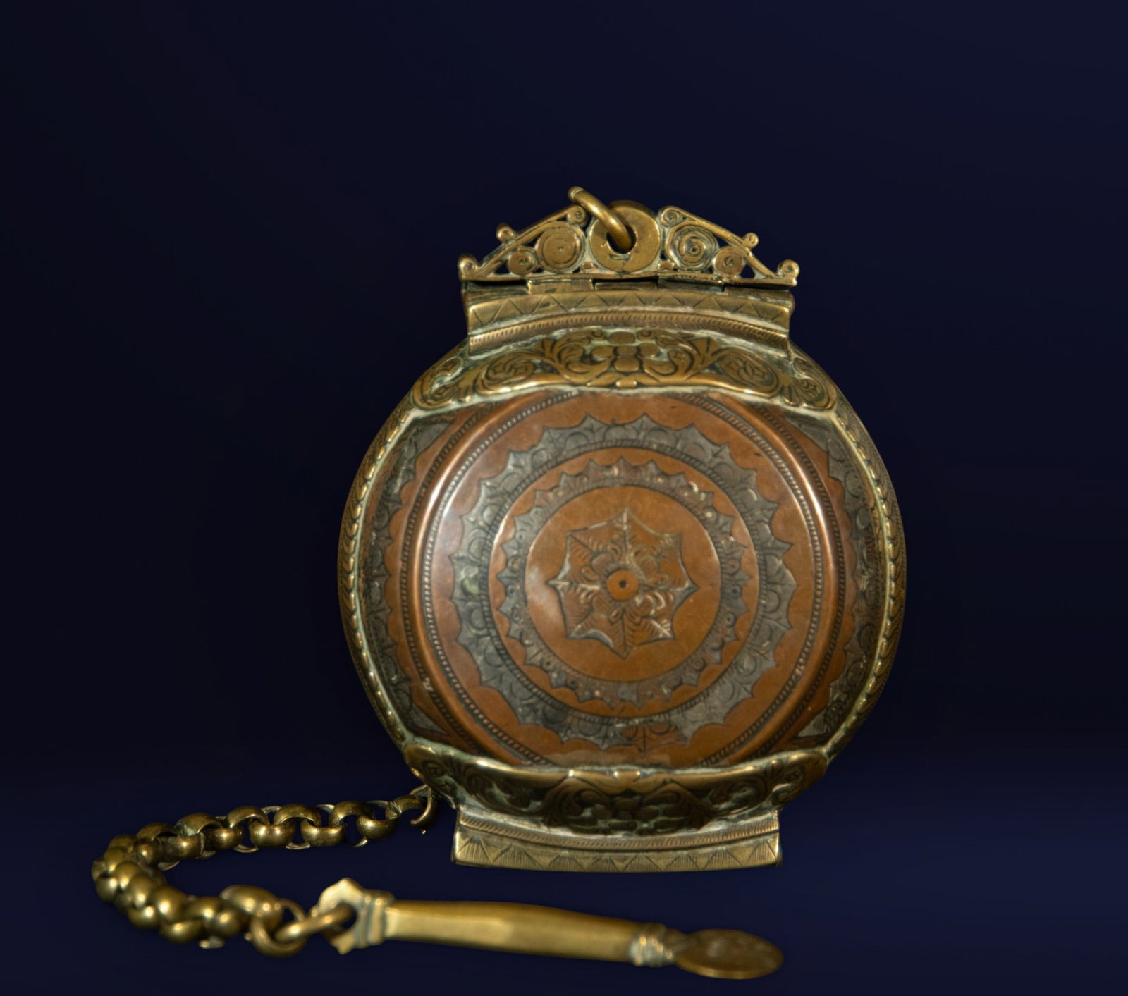 Large Sri Lanka Colonial Box for Betel Nut: Made of bronze and copper, container dimensions: 15 x 12 cm