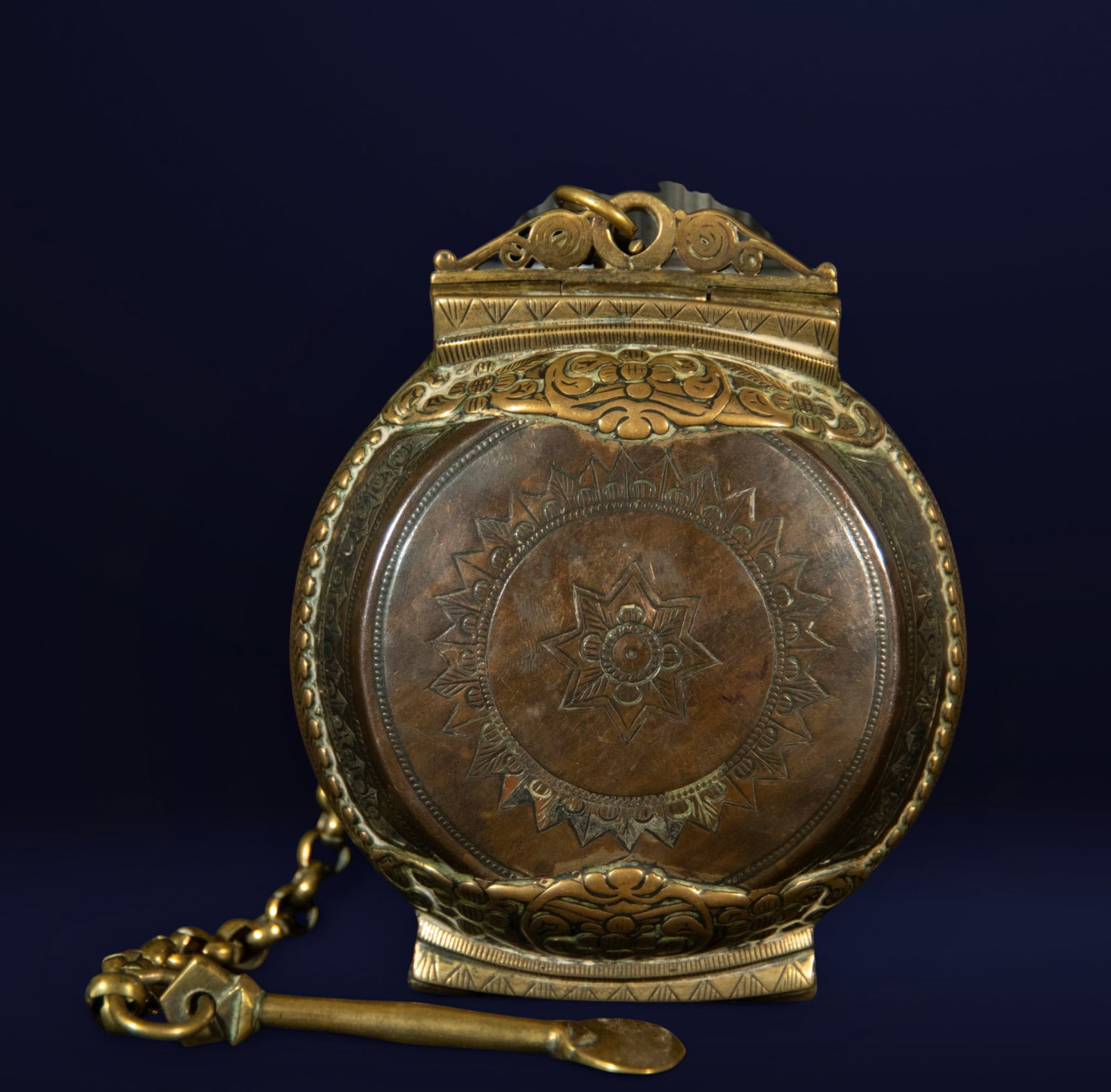 Sri Lanka Colonial Box for Betel Nut: Made of bronze and copper, container dimensions: 12 x 10 cm
