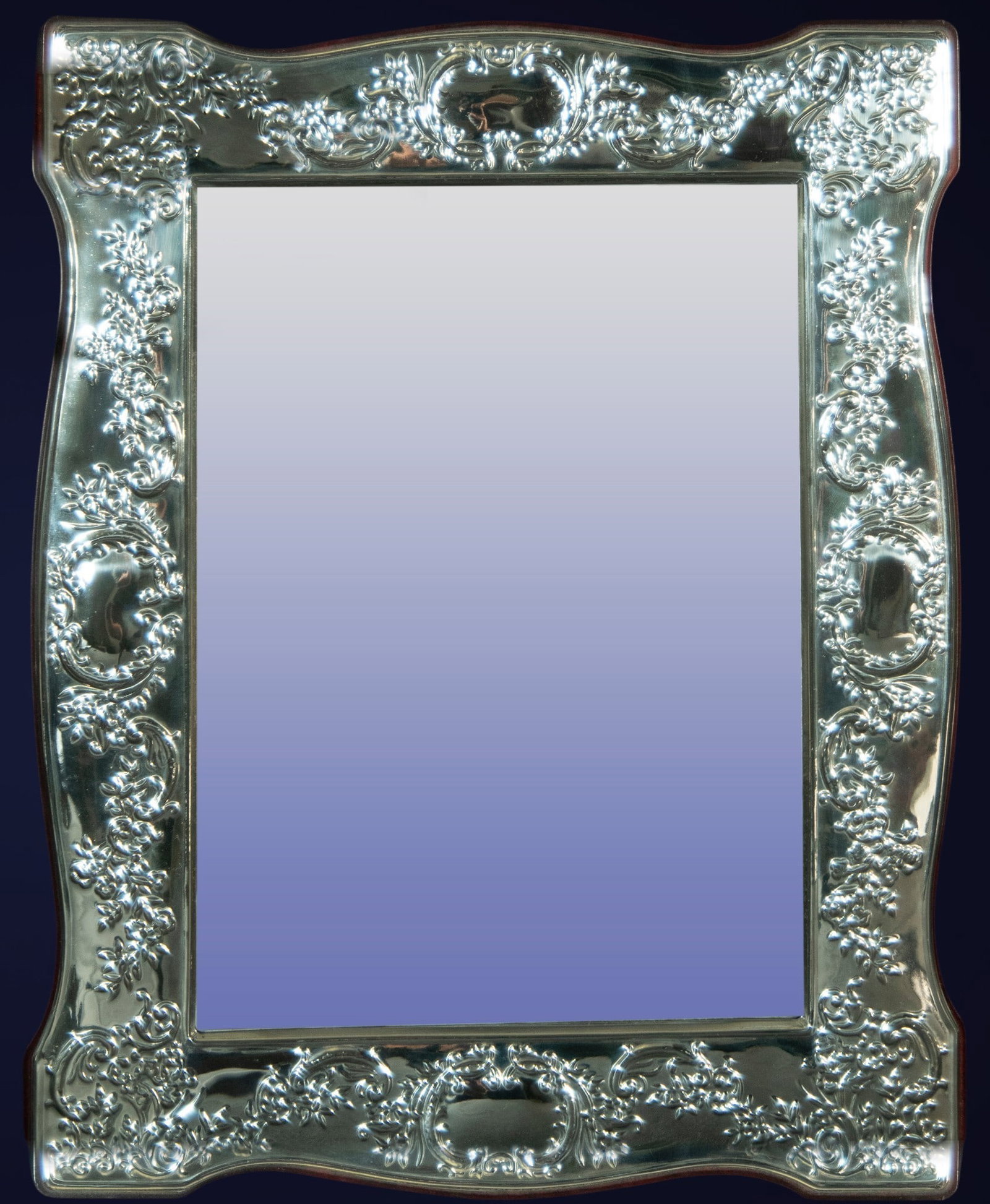 Sterling silver and wood mirror, with case: Made of 925 sterling silver and wood. Dimensions: 39 x 32 cm.