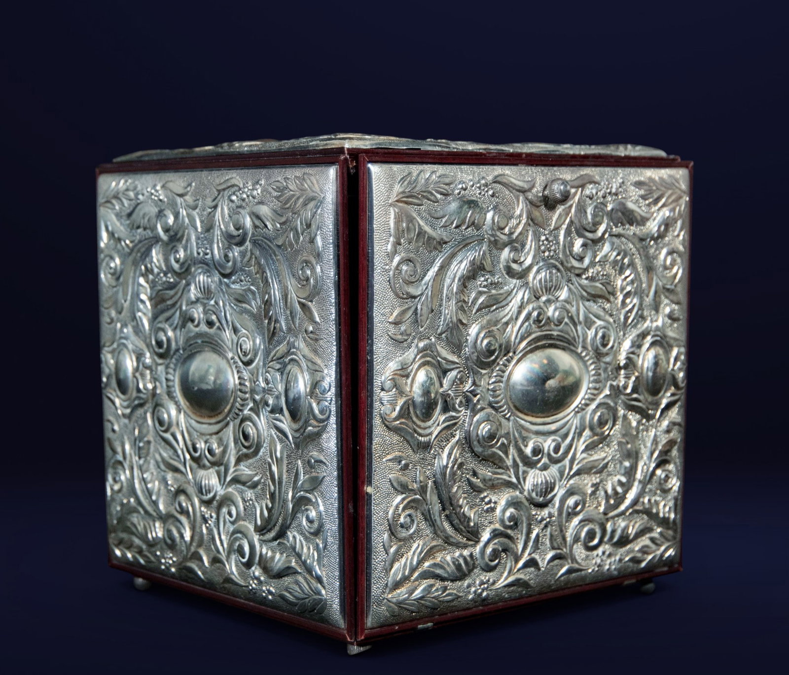 Exquisite jewelry box in embossed silver and wood, 20th century (1 of 4)