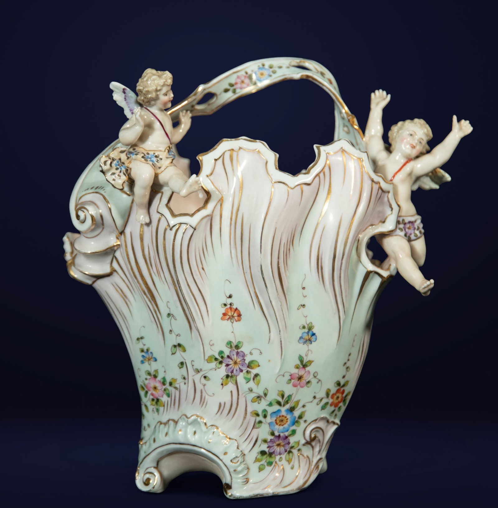 Beautiful Meissen Vase from the 19th-20th Century: With Cherub finials: 24 x 20 cm