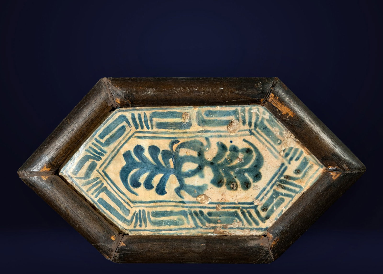 Gothic tile Alfardón Hexagonal from Manises, 15th century: 22 x 11 cm