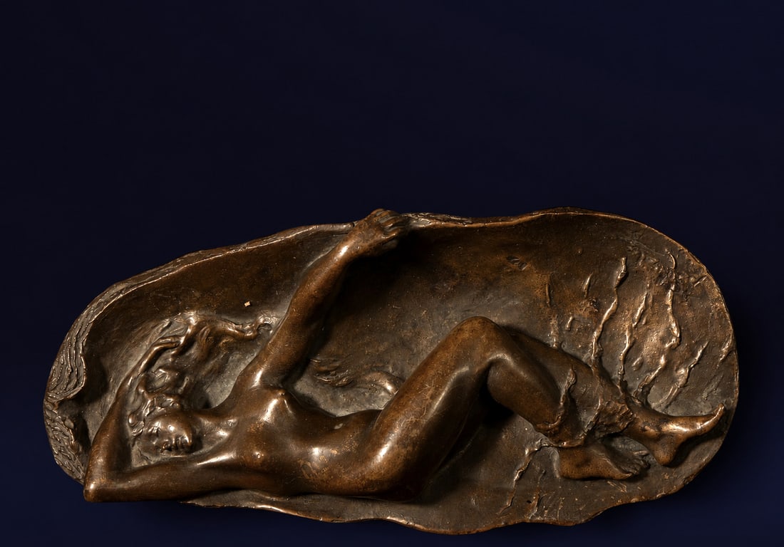 Attributed to Julio González (Barcelona, ??1876-Arcueil, 1942): Important bronze reclining lady. 1429 g, 22 cm x 11 cm x 4.5 cm high. Signed J. Gonzalez Paris. Provenance: private collection, Barcelona. Unique casting.