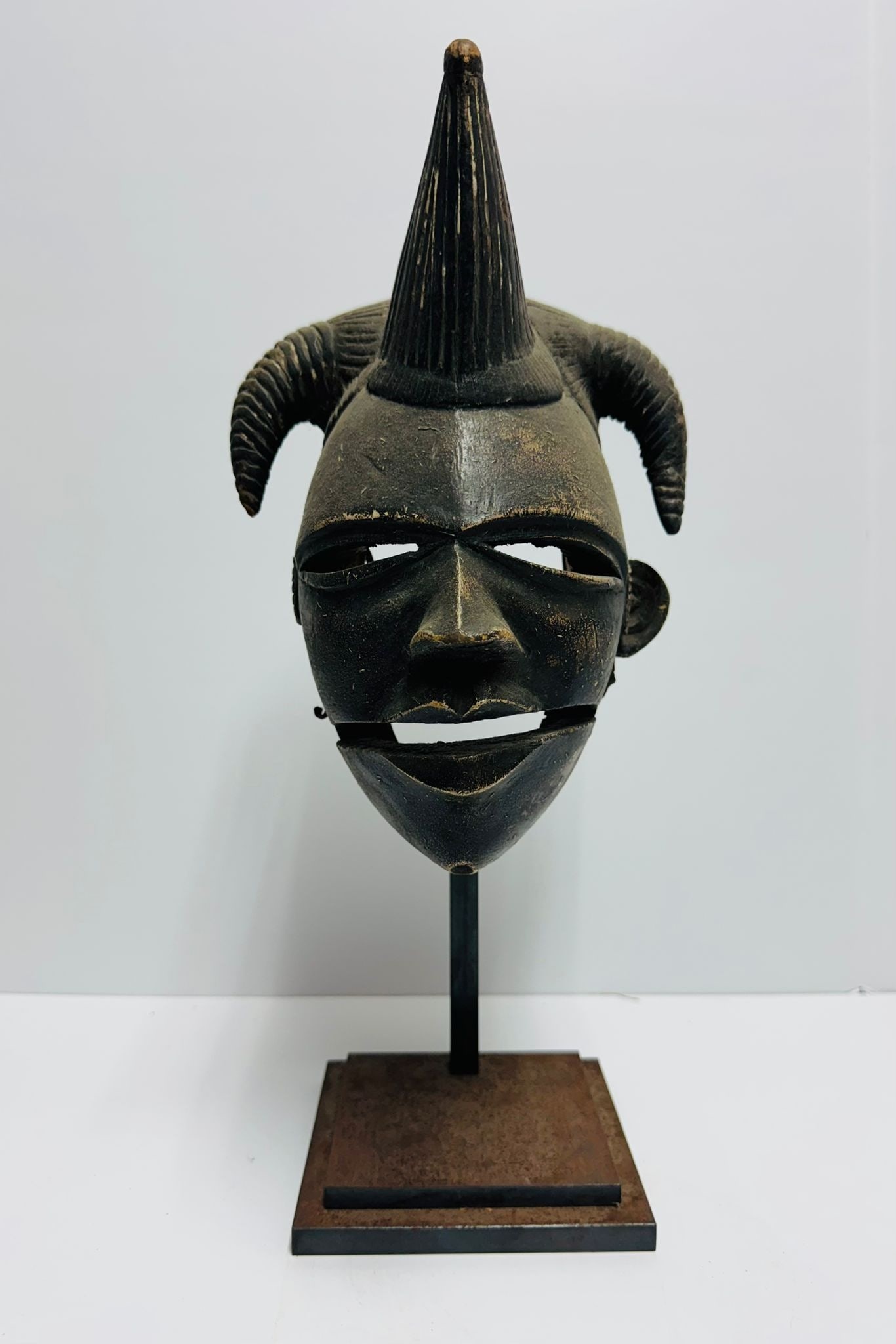 Ogoni Mask - Nigeria: 20th Century Wood. 26 × 16 cm