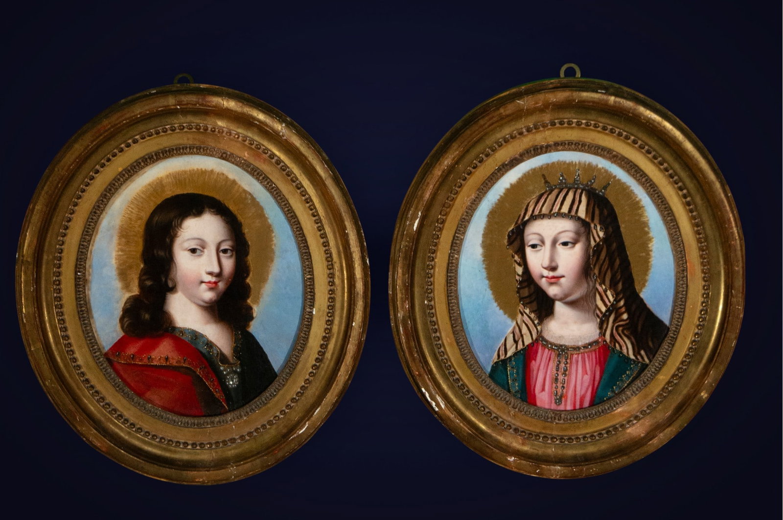 Italian Master of the late 17th century - Pair of Ovals of Jesus and Mary: Pair of painted alabaster sculptures. An exceptional devotional ensemble composed of two oval portraits of saints, rendered with extraordinary delicacy and technical refinement on translucent alabaste