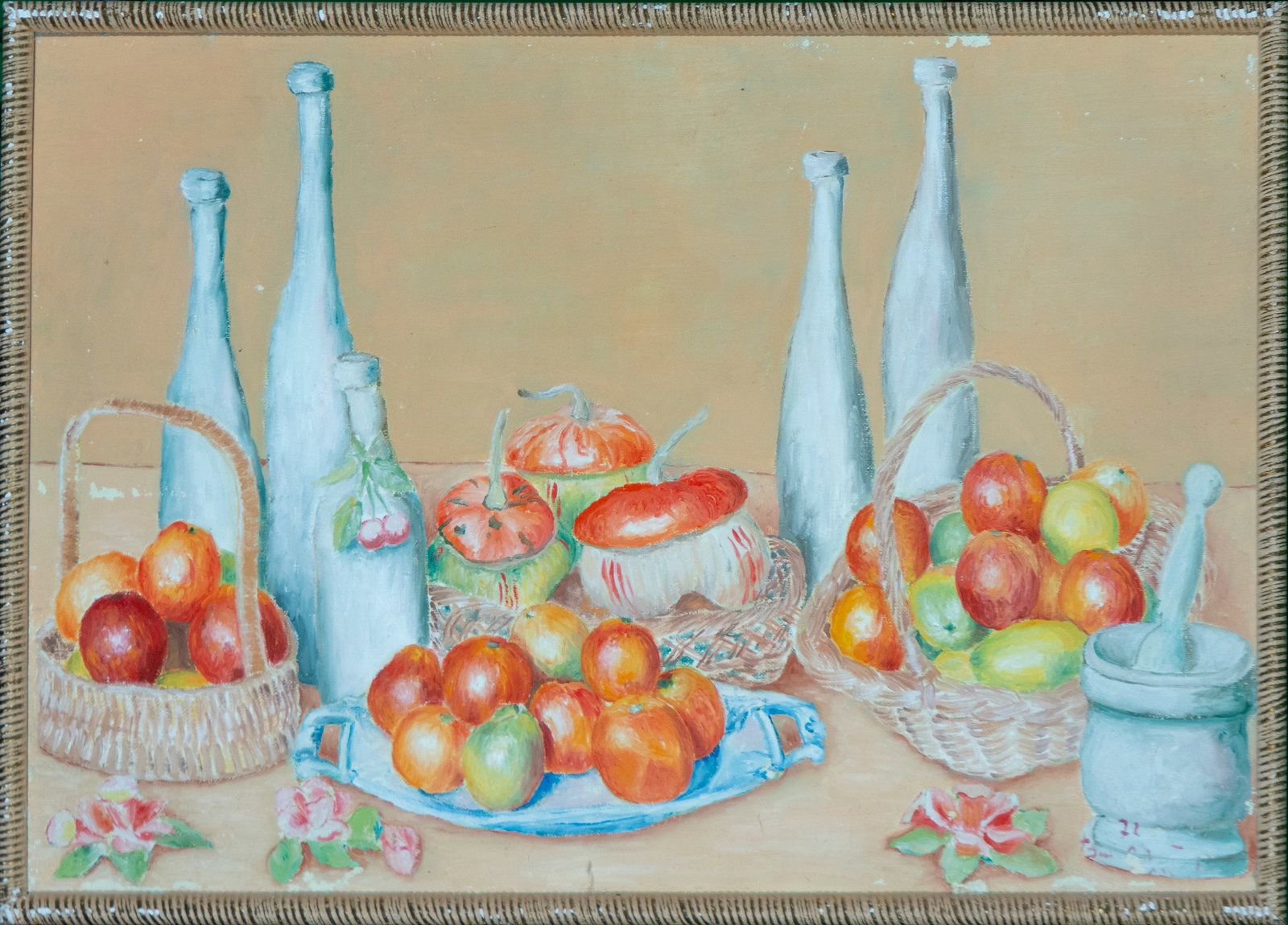 Signed still life, contemporary school, 20th/21st century: Oil on canvas. Dimensions: 64 x 43 cm; 67 x 46 cm. Still life with a horizontal composition featuring fruit, baskets, bottles, and kitchen objects arranged on a table. The work displays a light and de