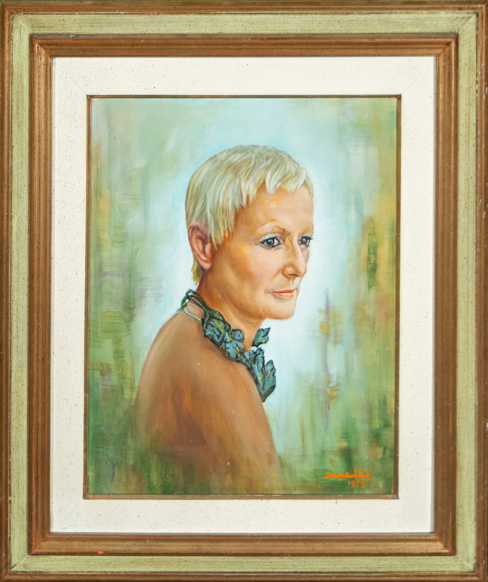 Portrait of a woman, signed, contemporary school, 20th century: Oil on canvas. Dimensions: 50 x 40 cm; 72 x 62 cm. Profile portrait of a woman with an abstract background in soft greens and light brushstrokes. The figure stands out for the delicate treatment of th