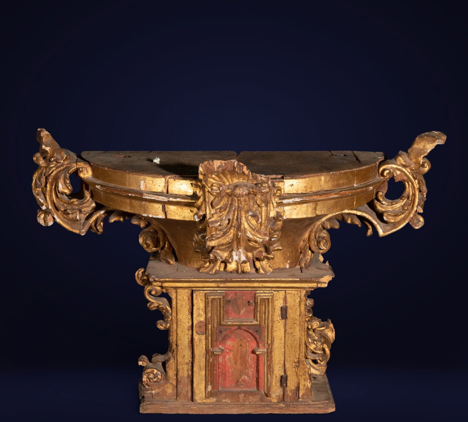 Venetian Chalice Tabernacle - 17th Century: Carved and gilded wood. Dimensions: 60 cm x 81 cm x 43 cm. Requires restoration.