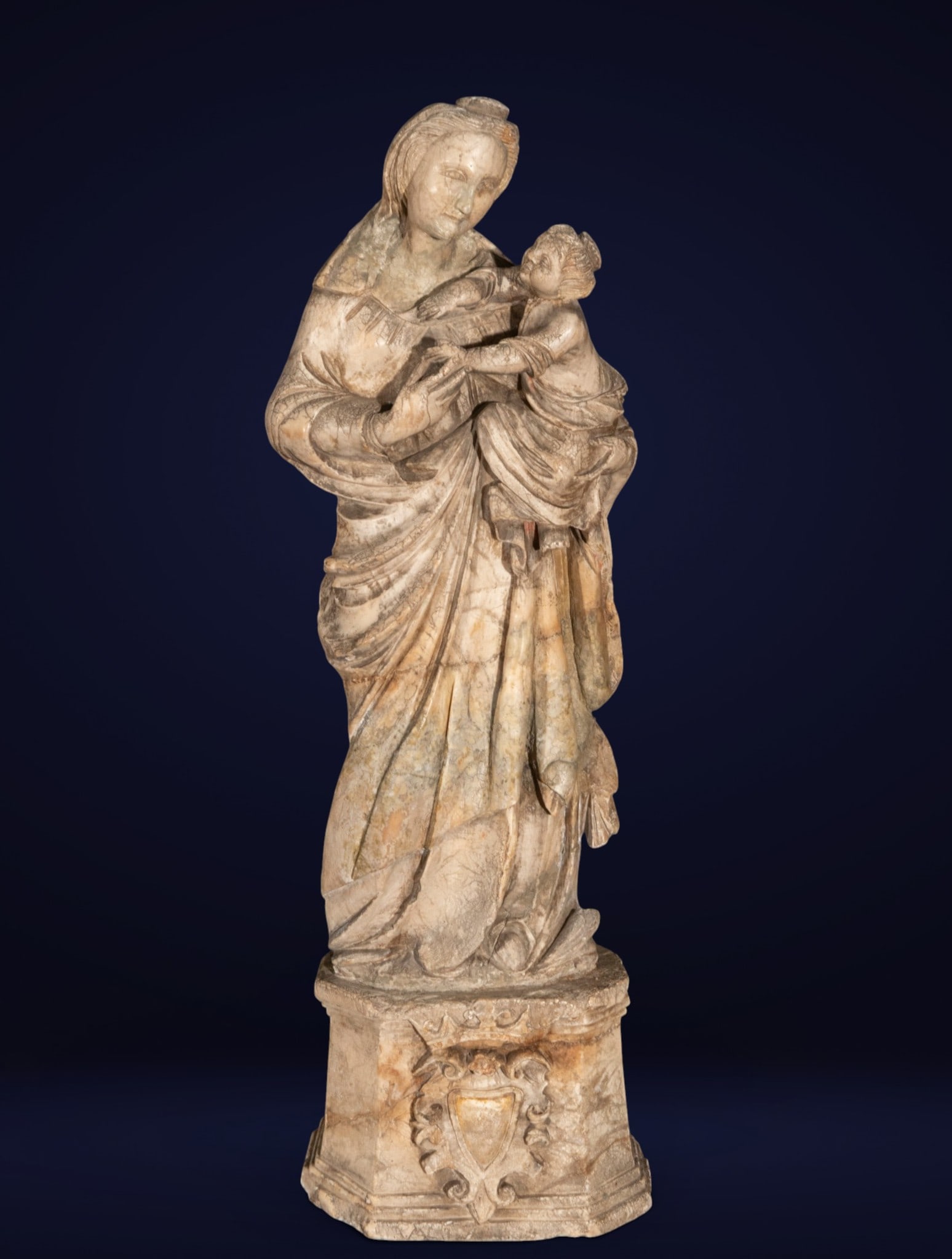 Large Virgin in alabaster from Trapani, 17th century: Carved alabaster. Measurements: 64 cm x 22 cm x 13 cm.