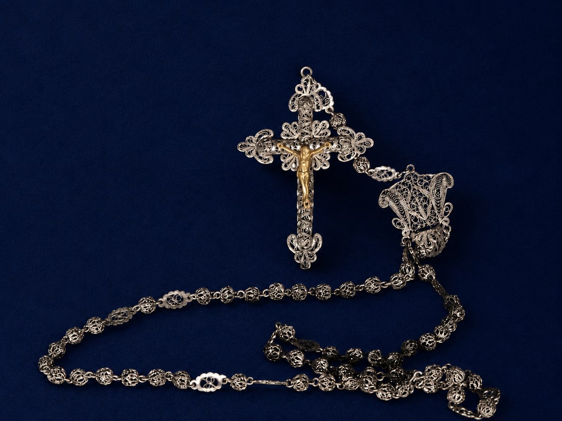 Cordoban silver rosary, Spanish School, 19th century: Cordoban silver filigree rosary. Dimensions: 7 x 4 cm. This silver rosary features openwork beads and a lavishly decorated cross with a gilded relief of Christ crucified. The delicate filigree work is
