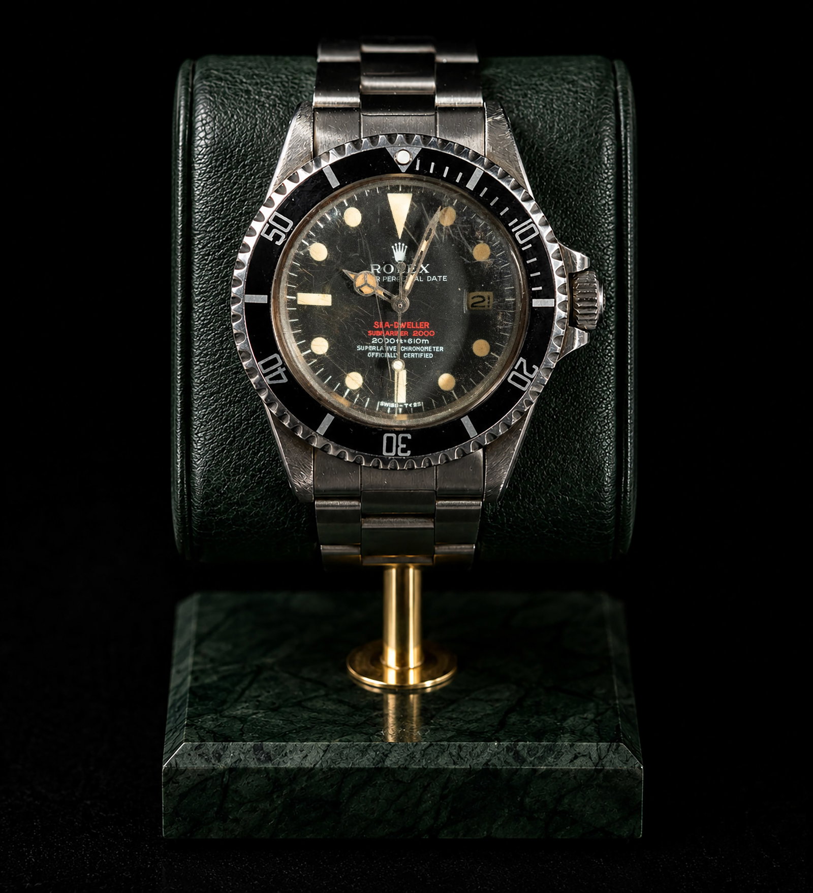 ROLEX Oyster Perpetual Date Sea-Dweller Submariner 2000, Superlative Chronometer Officially Certifie: Black “Double Red” dial with Sea-Dweller and Submariner 2000 inscriptions in red, applied luminescent hour markers, Mercedes hands, and central seconds hand. Date window at 3 o'clock. Rotating