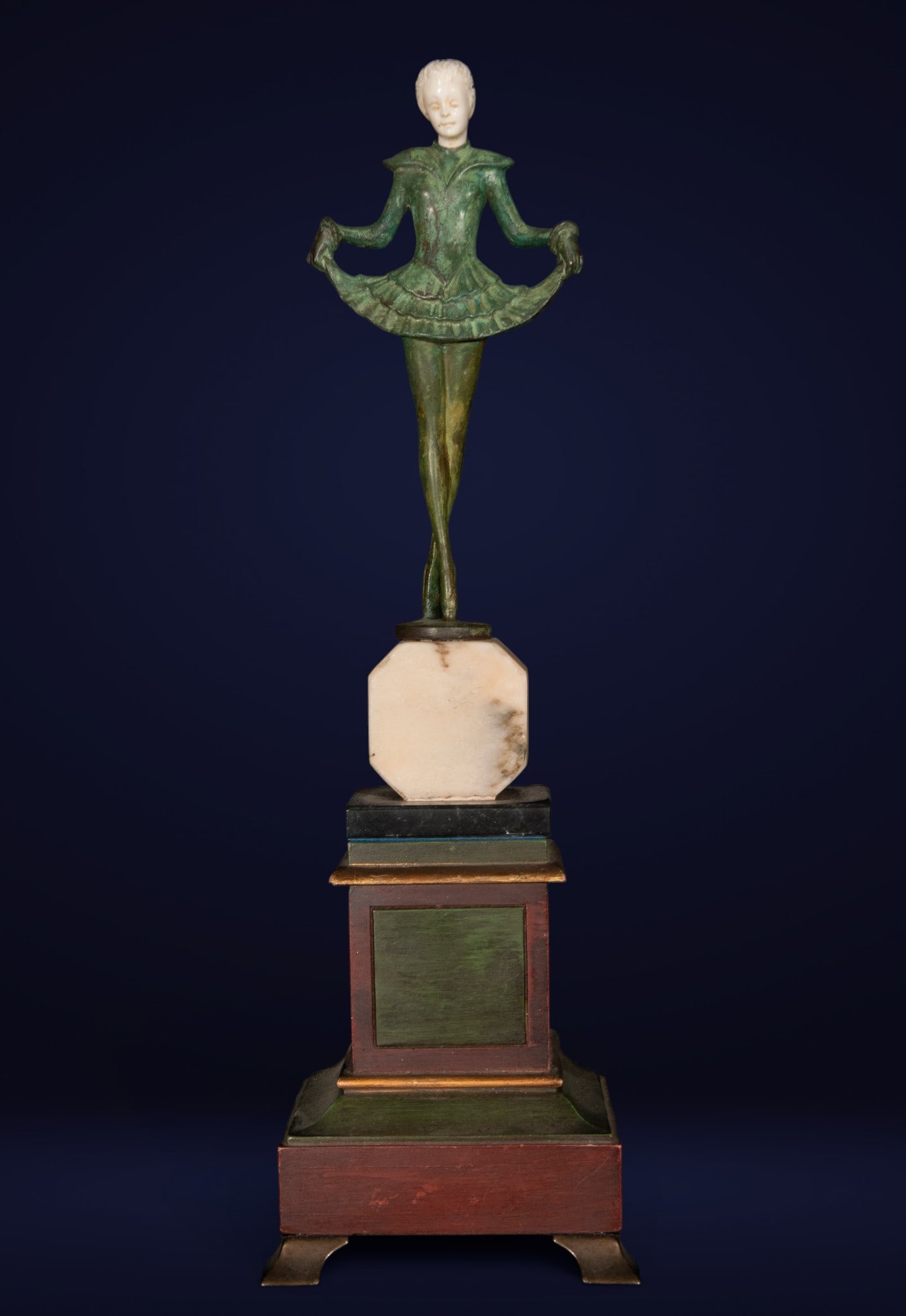 Art Deco bronze sculpture of a girl, French School, 20th century: Patinated bronze and fine materials on a marble base and Empire-style pedestal. Dimensions: 25 x 9 x 6 cm; 38 x 12 x 9 cm overall. Art Deco sculpture of a young female figure in a dancing pose, with e