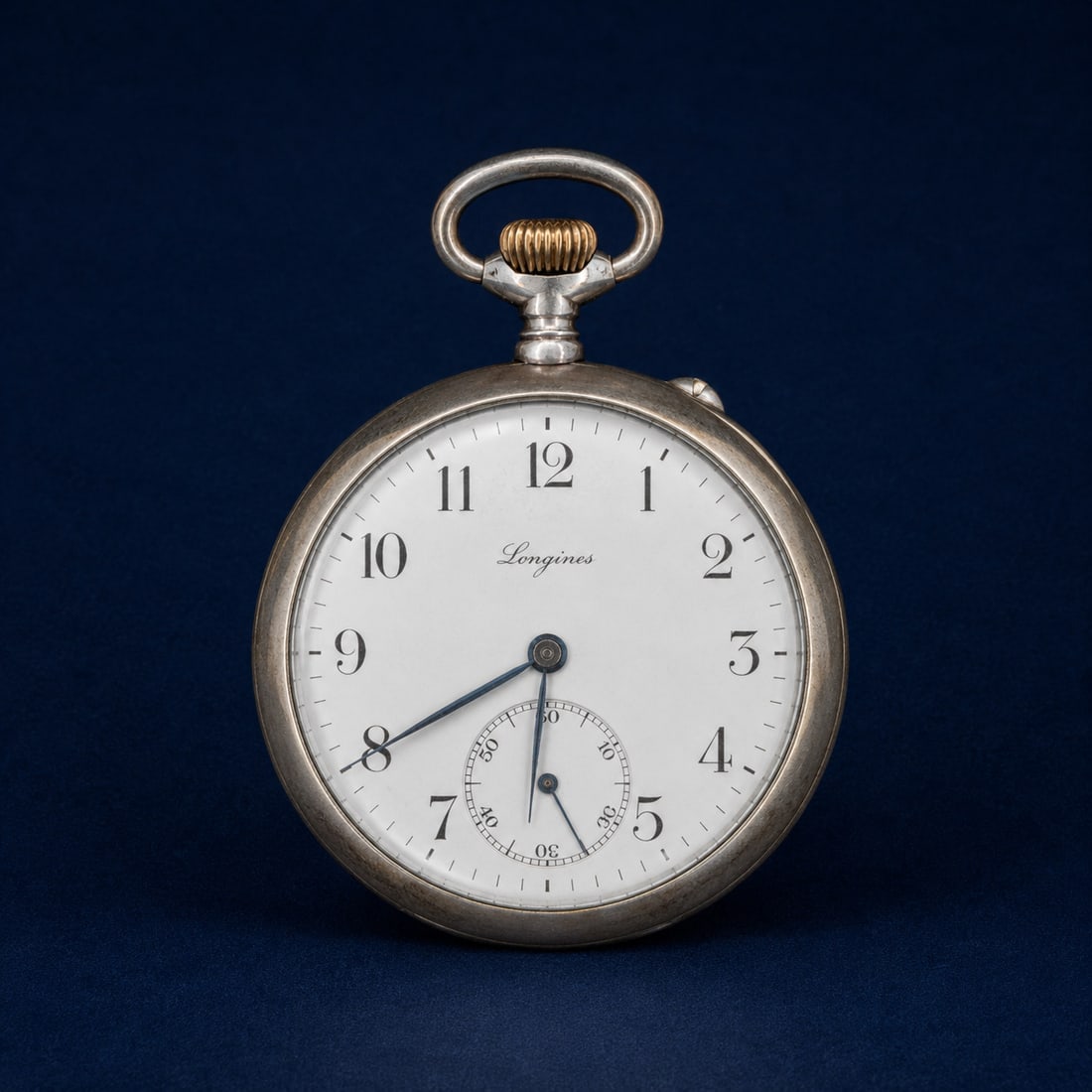 Longines pocket watch 1917, Swiss School, 20th Century: Silver-plated metal and enamel. Dimensions: 7 x 4 x 1.5 cm. Longines pocket watch dated 1917 with a white enamel dial and elegantly designed Arabic numerals. The piece exhibits a sober and refined aes