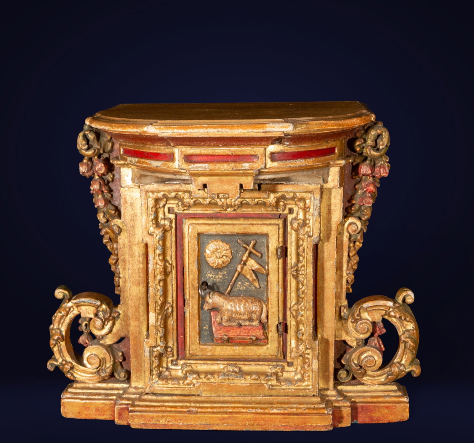 Baroque tabernacle, carved and polychromed, Spanish School, 18th century: Carved, polychromed, and gilded wood. Dimensions: 52 x 55 x 43 cm. Baroque tabernacle with an architectural structure profusely ornamented with moldings, vegetal scrolls, and gilded decorative appliqu