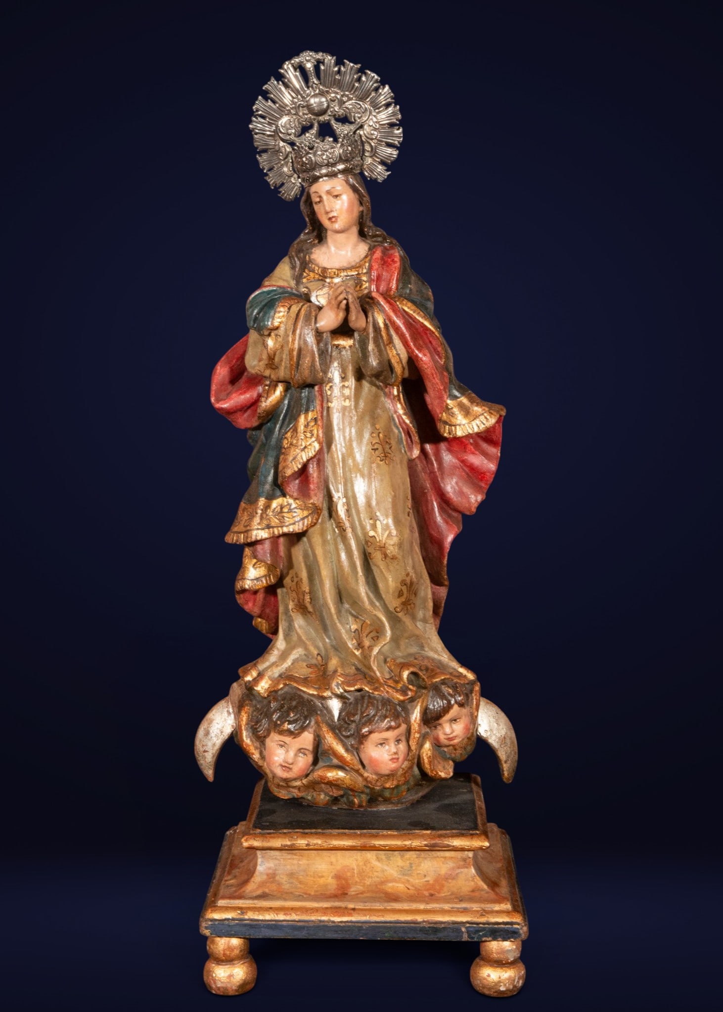 Precious Immaculate Virgin, Quito, with silver crown, 18th century: Measurements: 59 cm x 23 cm x 21 cm.