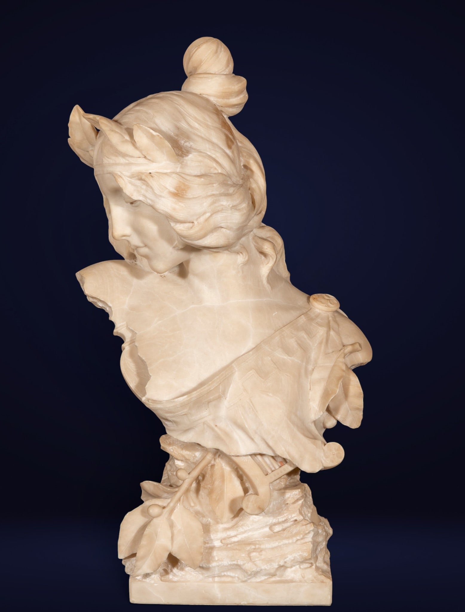 19th Century French School - Exceptional Alabaster Bust of Valkyrie, signed: Signed. Measurements: 70 cm x 39 cm x 18 cm.