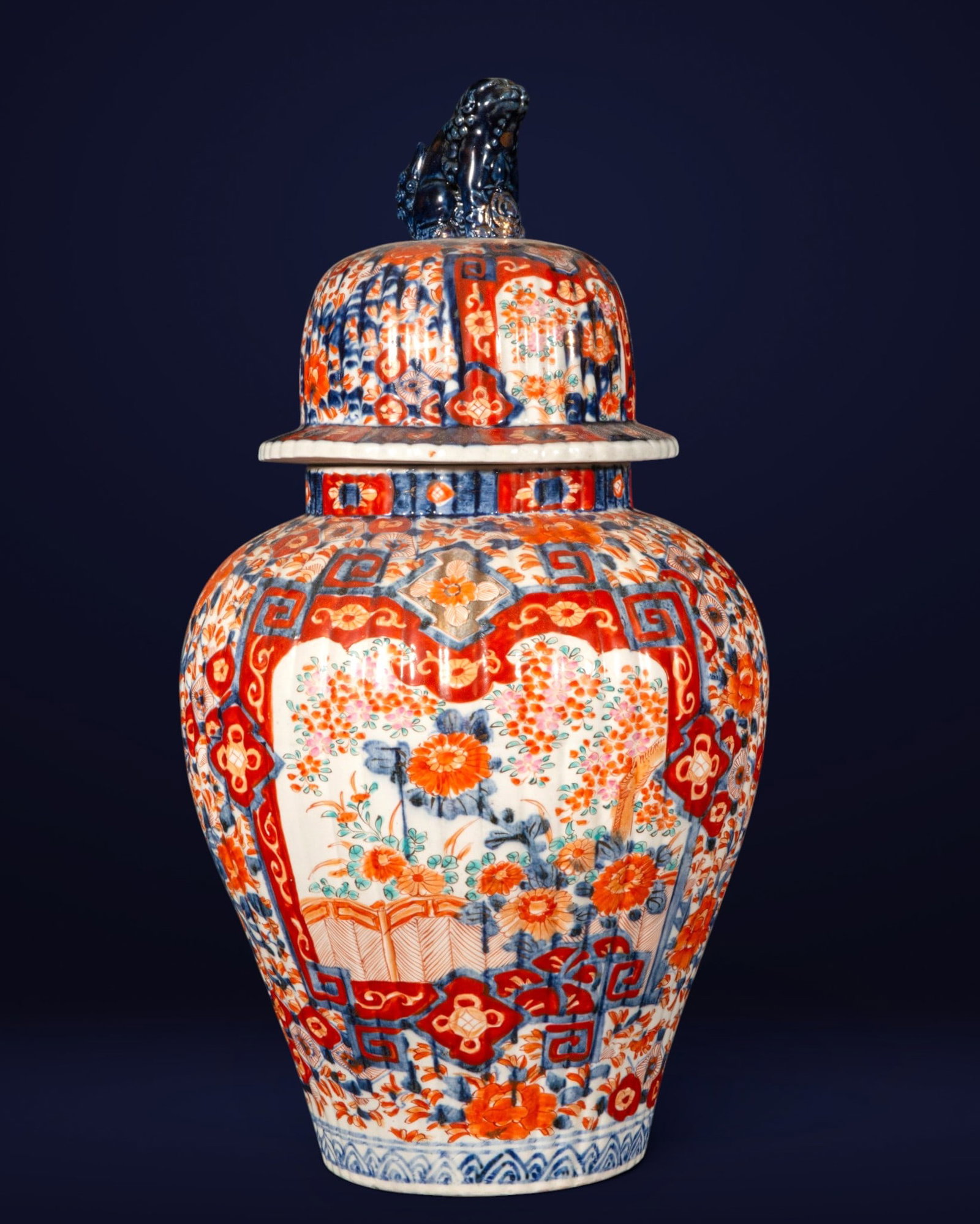 Imari lidded vase, Japan, late 18th - early 19th century.: Imari porcelain, glazed and decorated in underglaze blue with red and gold accents. Dimensions: 46 x 28 x 28 cm. An ovoid vase with a lid surmounted by a Fo dog, covered in a rich decoration of floral