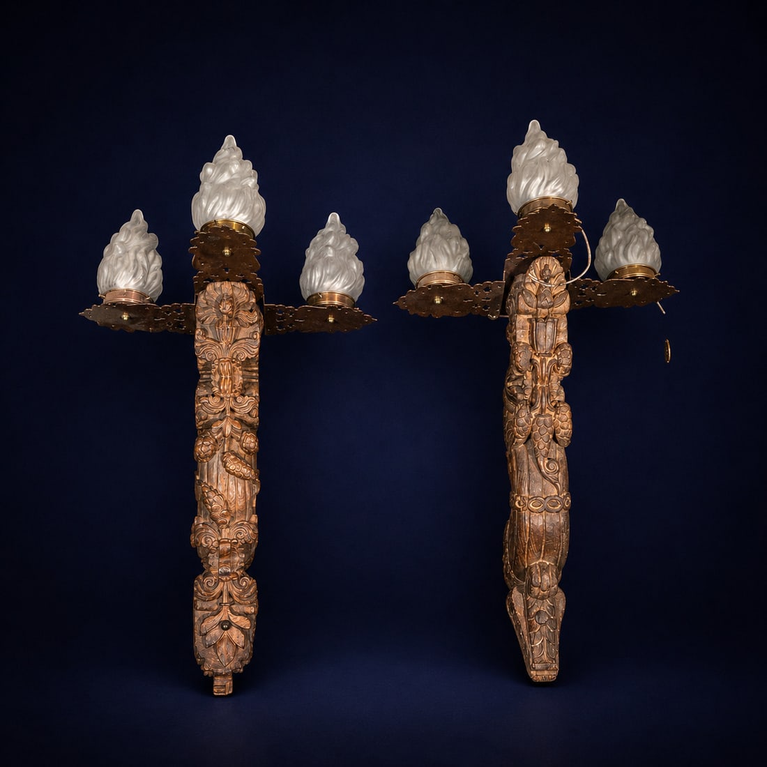 Pair of carved wall sconces with tulip-shaped shades, Spanish School, 20th Century (1 of 4)