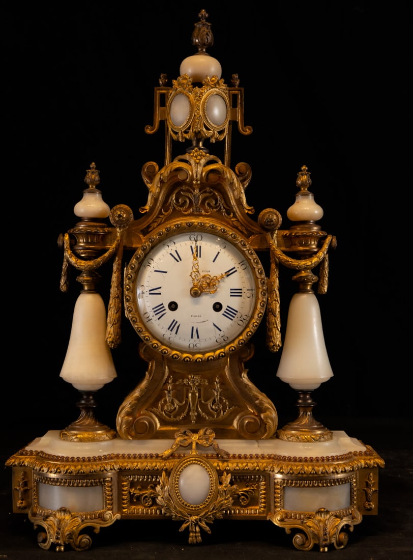 Louis XIV style bronze and alabaster clock, 19th century: Measurements: 52 x 37 x 13 cm.