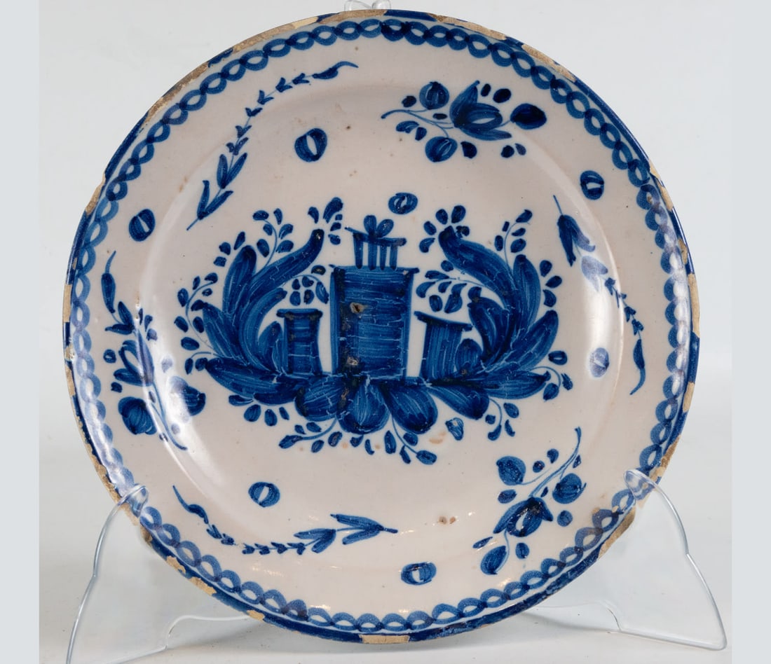 Ceramic plate from Manises, 20th century: Measures 4 x 30 x 30 cm