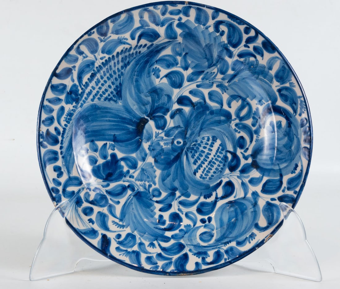 Ceramic plate from Manises, 19th century: Measures 4 x 30 x 30 cm