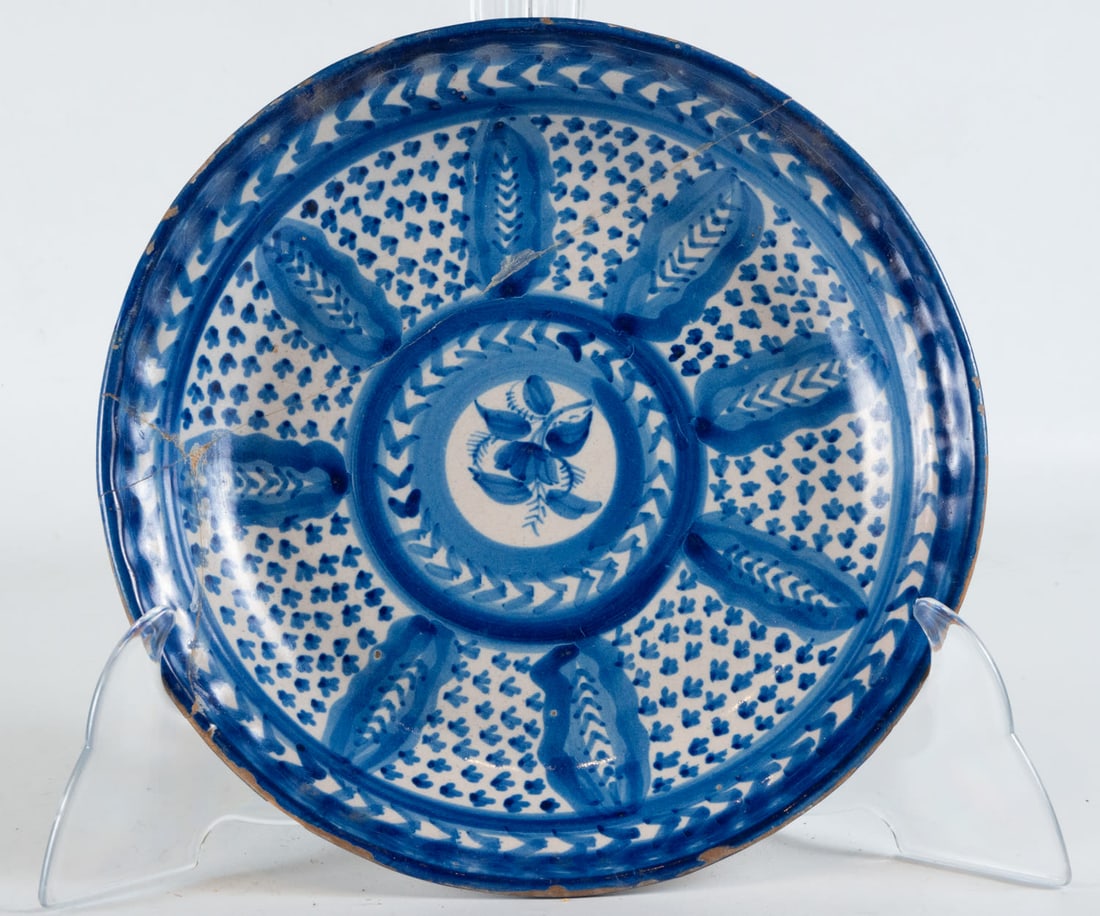 Ceramic plate from Manises, 20th century: Measures 4 x 30 x 30 cm
