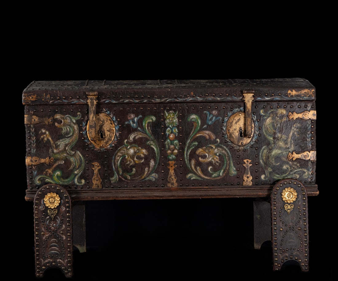 Trunk or chest of Peruvian trousseau in riveted and painted leather, colonial work from the 18th: In painted cordovan and with bronze rivets and wrought iron, measurements: 80 x 117 x 68 in total. Trunk only: 50 x 116 x 62 cm