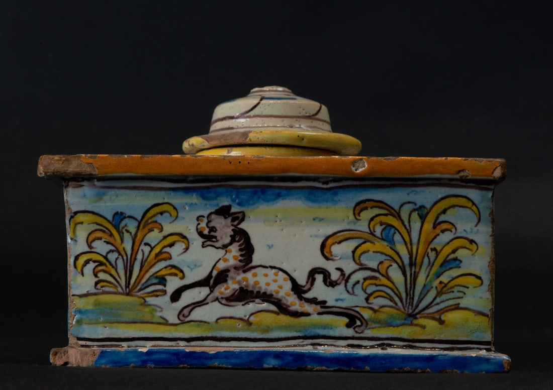 Talavera inkwell 17th - 18th century: Measurements: 10 x 15 x 15 cm