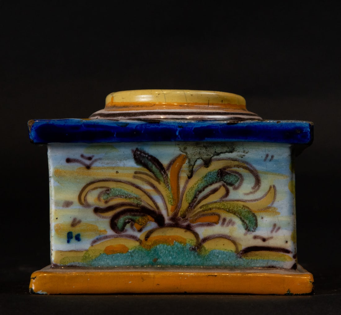 Talavera Niveiro-series inkwell, 19th - 20th centuries: Measurements: 7 x 9 x 9 cm