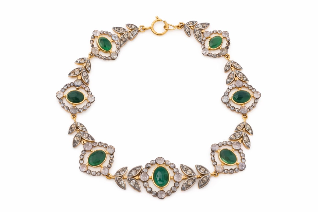 Bracelet with emeralds of approx. 6 ct, moonstones of approx. 1.50 ct and rose cut diamonds of 1.50: Rose-cut diamonds, approx. 1.50 ct; emeralds, approx. 6 ct; moonstones, approx. 1.50 ct; .925 sterling silver and gold-plated silver; 14K gold-plated ring. Total weight approx. 11.00 g. This bracelet 