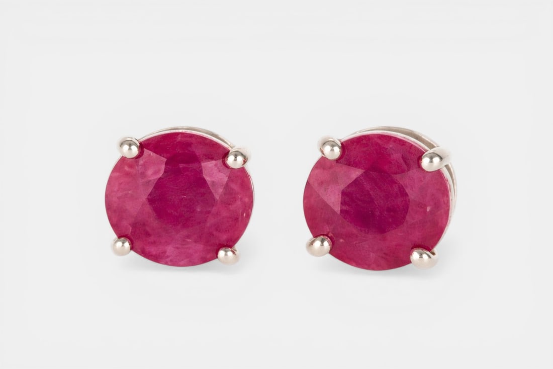 Earrings with treated natural rubies of approx. 2 ct.: Natural treated rubies, approx. 2.00 ct; 14K solid gold. A pair of understatedly elegant earrings, showcasing the intense color of the ruby ??in a clean, timeless gold setting. This lot is located in 