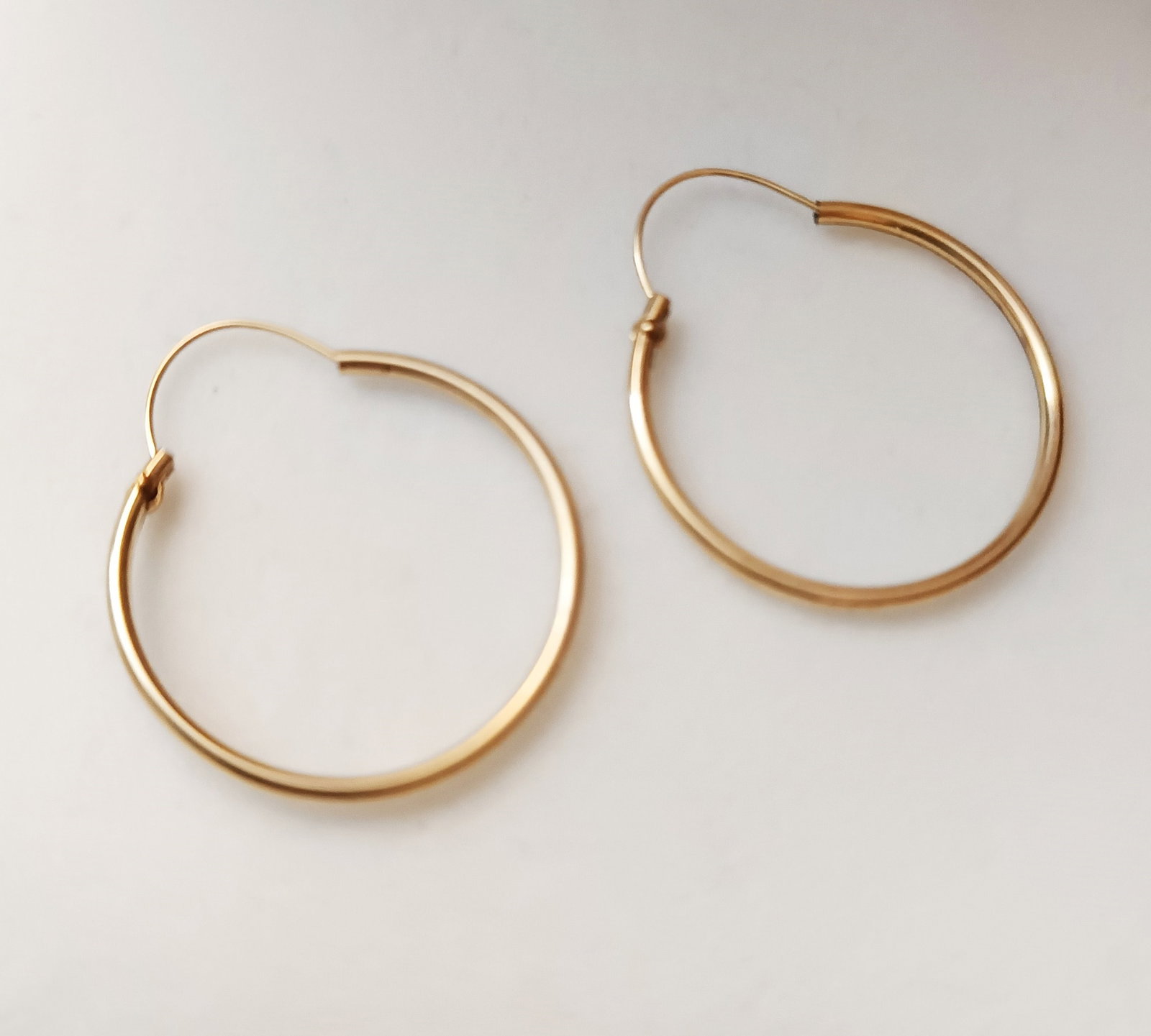 Earrings with fine hoops in 18-karat yellow gold (1 of 3)