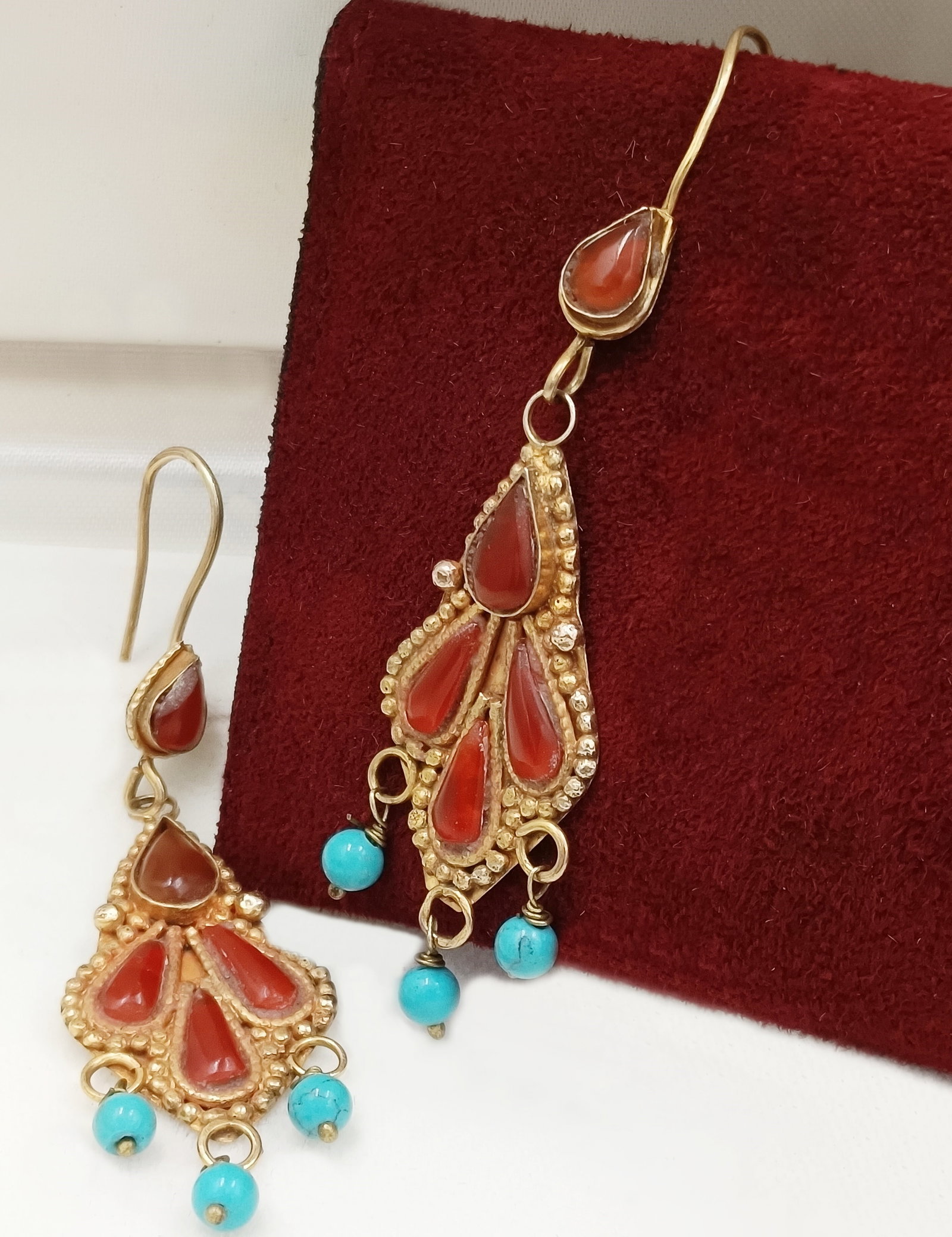 Hoop earrings with carnelian and turquoise pendants, Egyptian, 20th century (1 of 3)