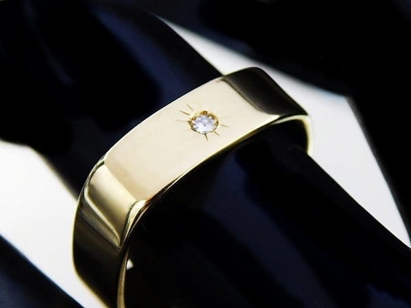 18K gold ring with brilliant-cut diamond, vintage, weight 5.5 g.: Vintage jewelry design ring with a wide, semi-square setting in 18k yellow gold (750) with a 0.08 ct brilliant-cut diamond in the center. Setting width: 6.0 mm. Tatum ring size: 18.5 mm (58.5). 18.7 m