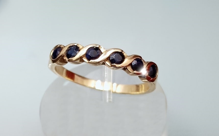 Gold half-eternity ring with six natural blue sapphires, weight 2.60 g. (1 of 5)