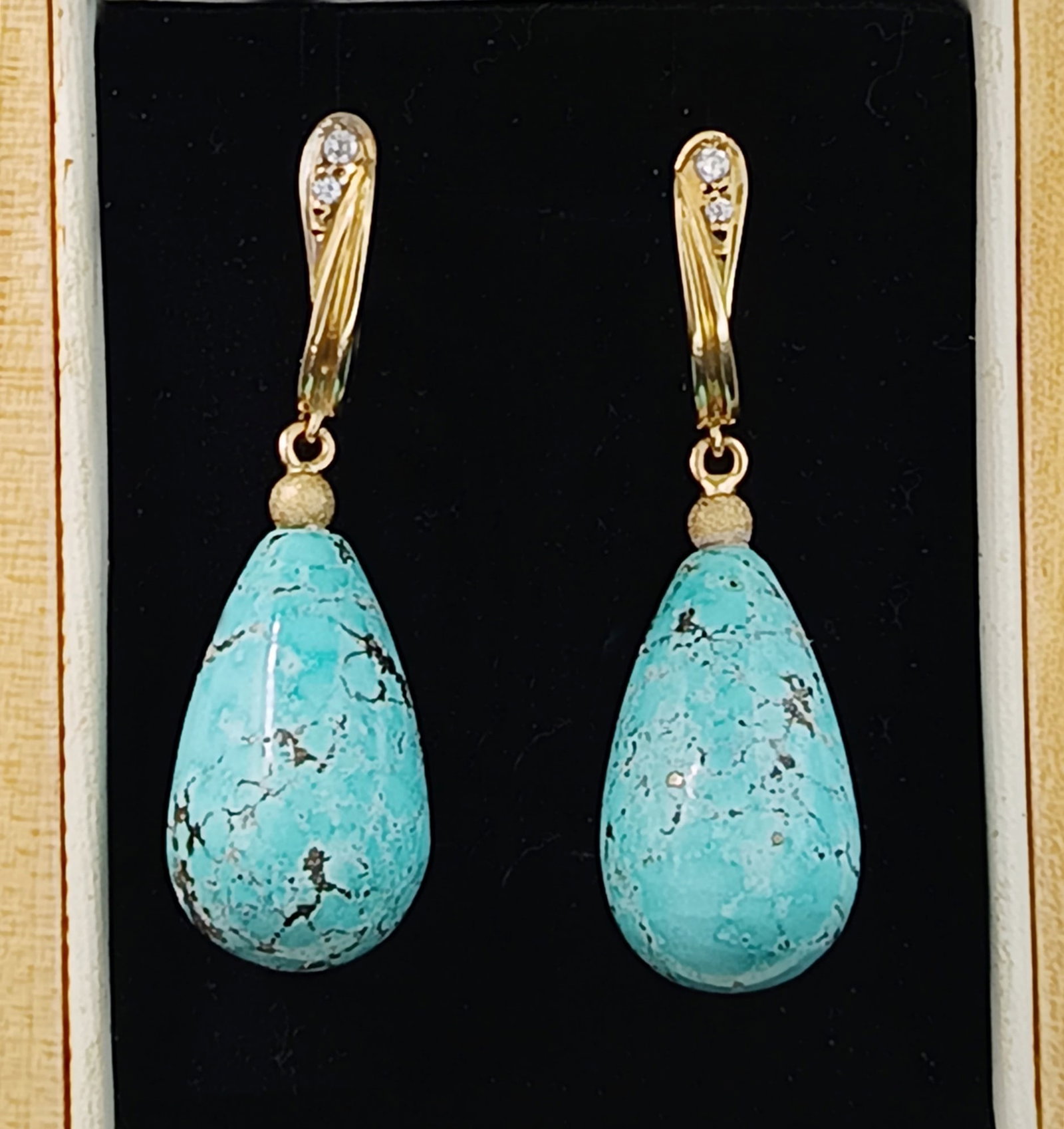 Gold earrings with diamonds and turquoise, Krementz, 20th century. Weight 11 g.: Pair of elegantly designed, articulated drop earrings crafted in 18-karat bright yellow gold, featuring four brilliant-cut diamonds and two large, genuine, natural turquoise stones measuring 20 mm x 1