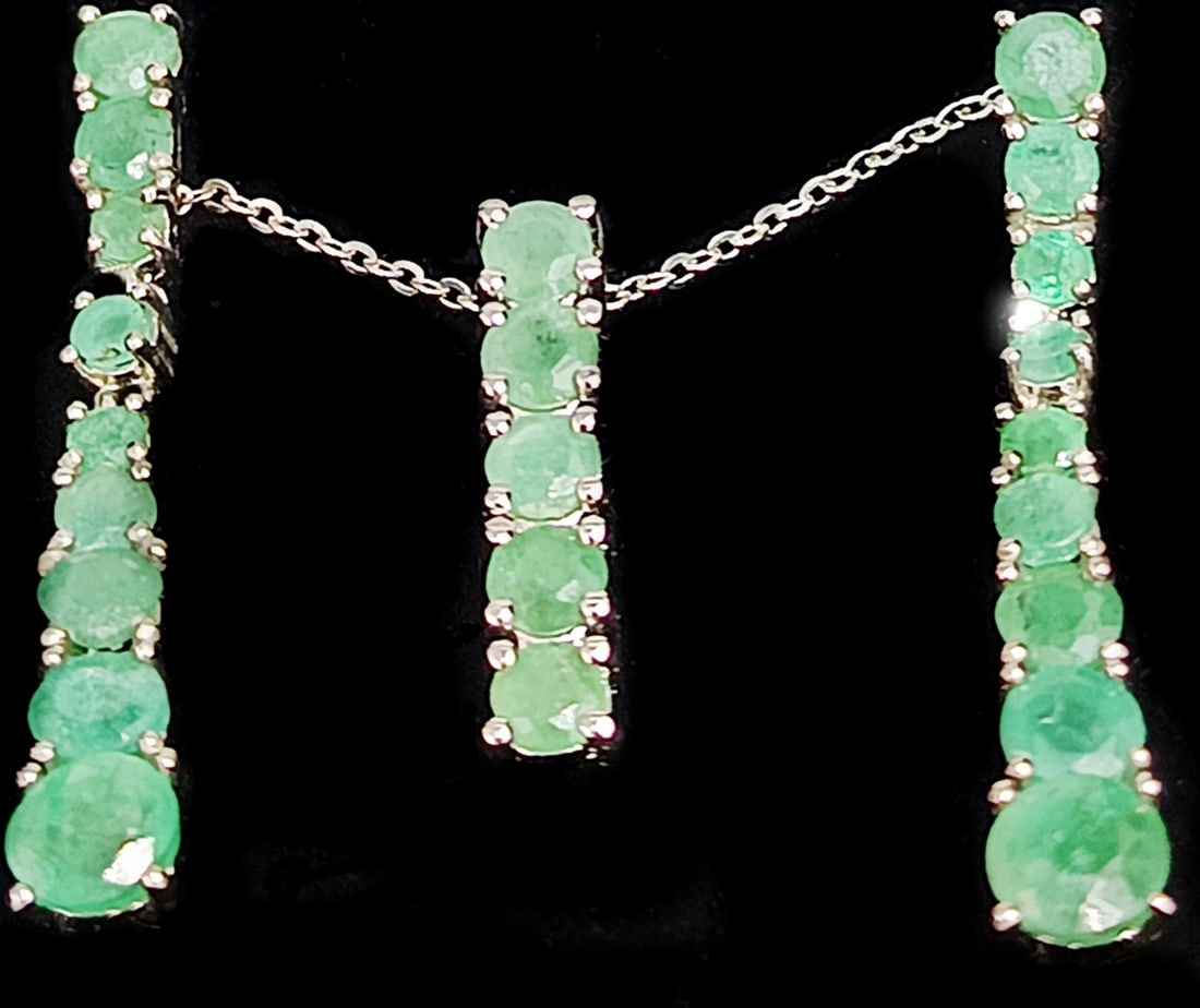 Vintage 20th Century Sterling Silver 925 Earrings and Necklace Set with Natural Emeralds: Set consisting of a pair of long, articulated earrings and a necklace with a pendant, crafted in 925 sterling silver with a gold plating, featuring a fine setting of 23 natural emeralds totaling 5.65 