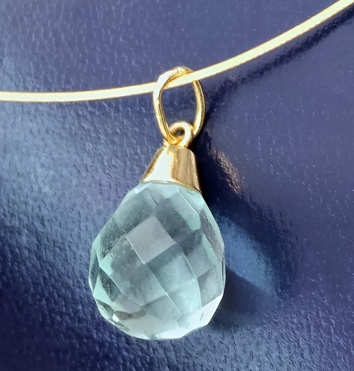 18k gold pendant with faceted aquamarine, Vintage, 20th Century: Jewelry pendant crafted in 18k yellow gold (750), featuring a large, finely faceted, octagonal teardrop-cut aquamarine measuring 16 mm x 11 mm with a radiant blue hue. Dimensions: 2.0 cm x 1.1 cm. Wei