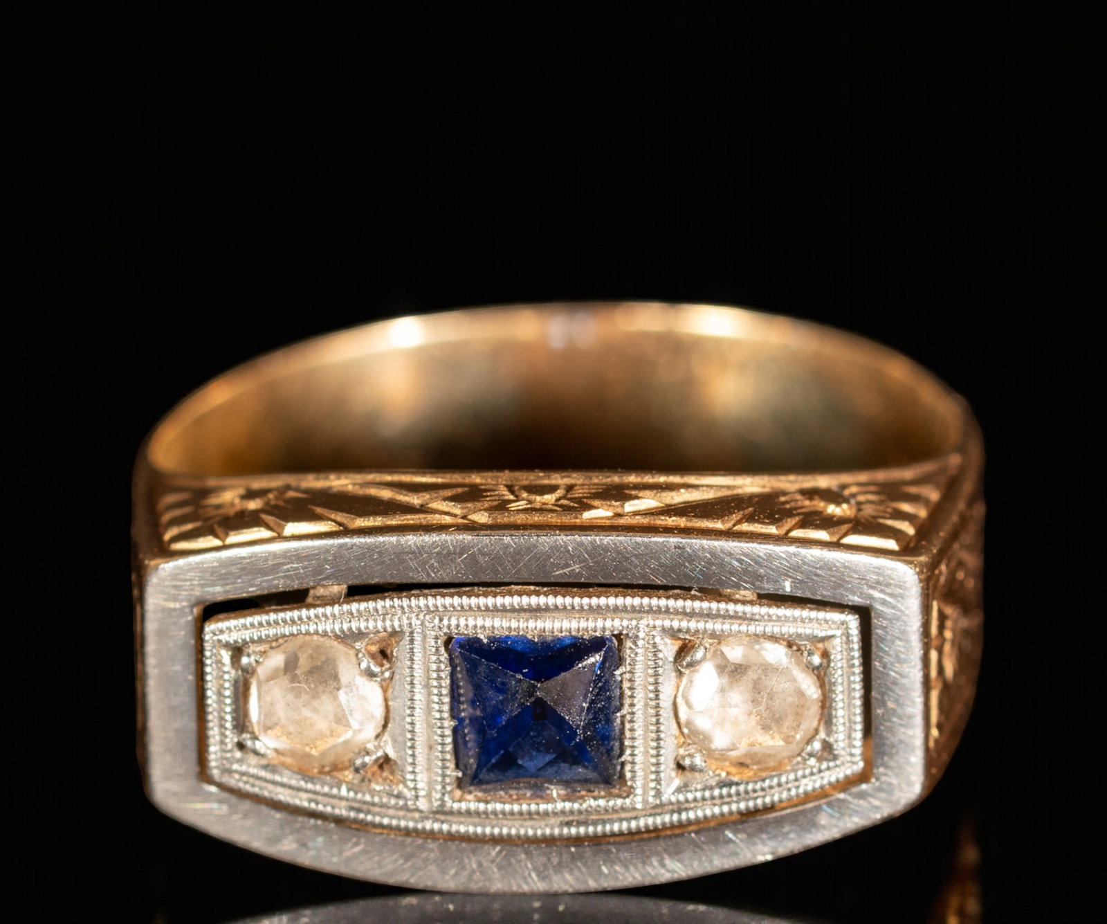 Antique Victorian Unisex Ring with central Sapphire and diamonds from the late 19th century, in 18k: A 0.20 ct Royal Blue sapphire in the center and two 0.20 ct old-cut diamonds. Weight 3.74 g, in 18k gold. Size 15-55.