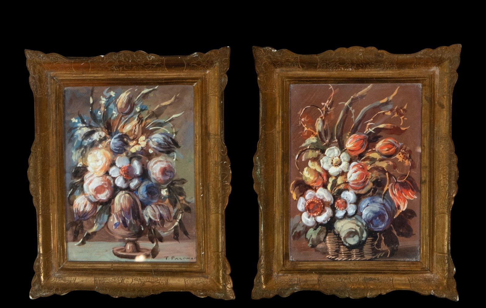 Pair of floral still lifes. Signed T. Palomar, Spanish school, 20th century.: Watercolor. Dimensions 25 x 17 cm; framed 32 x 26 cm. A pair of floral compositions arranged in different containers, one in a goblet and the other in a basket, with abundant bouquets of open flowers 