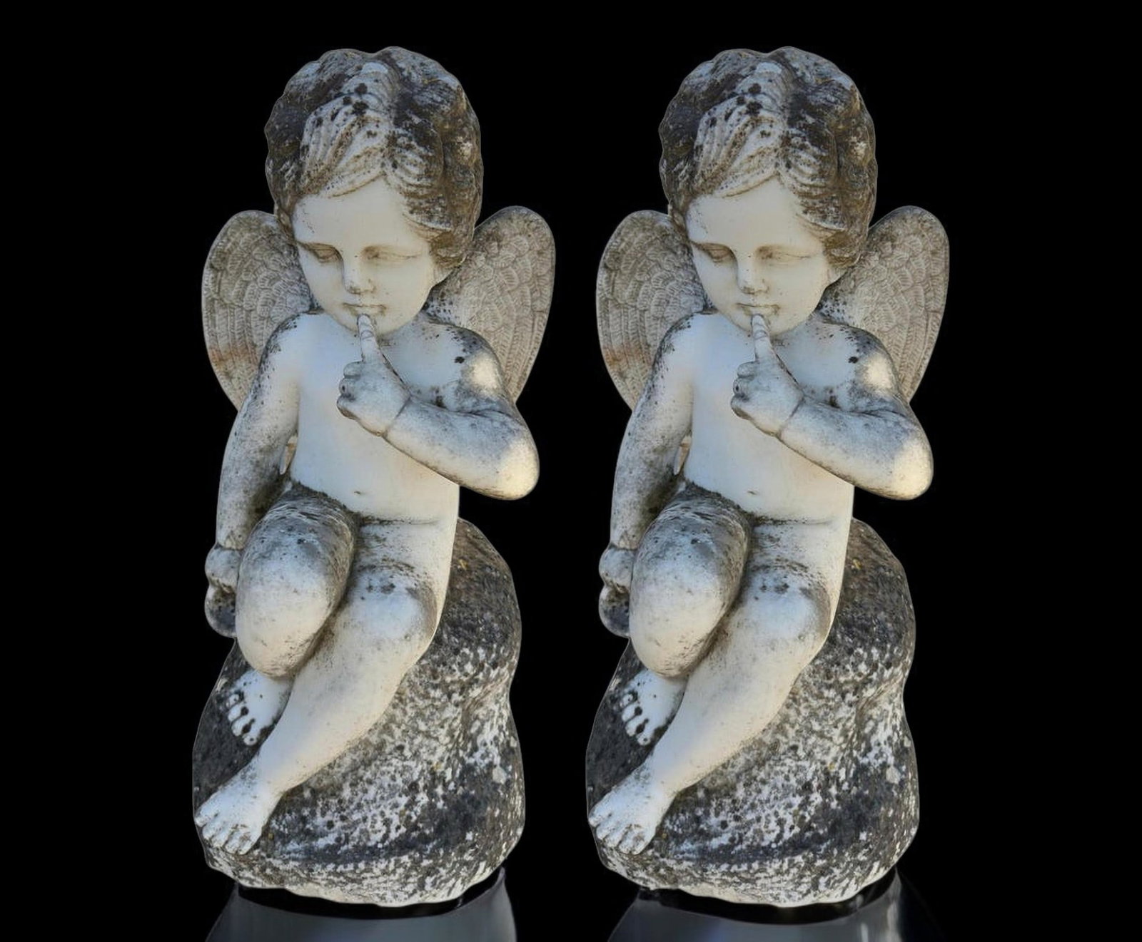 Pair of decorative putti, Italy, 20th century: Carved marble. Dimensions: 65 x 30 cm.