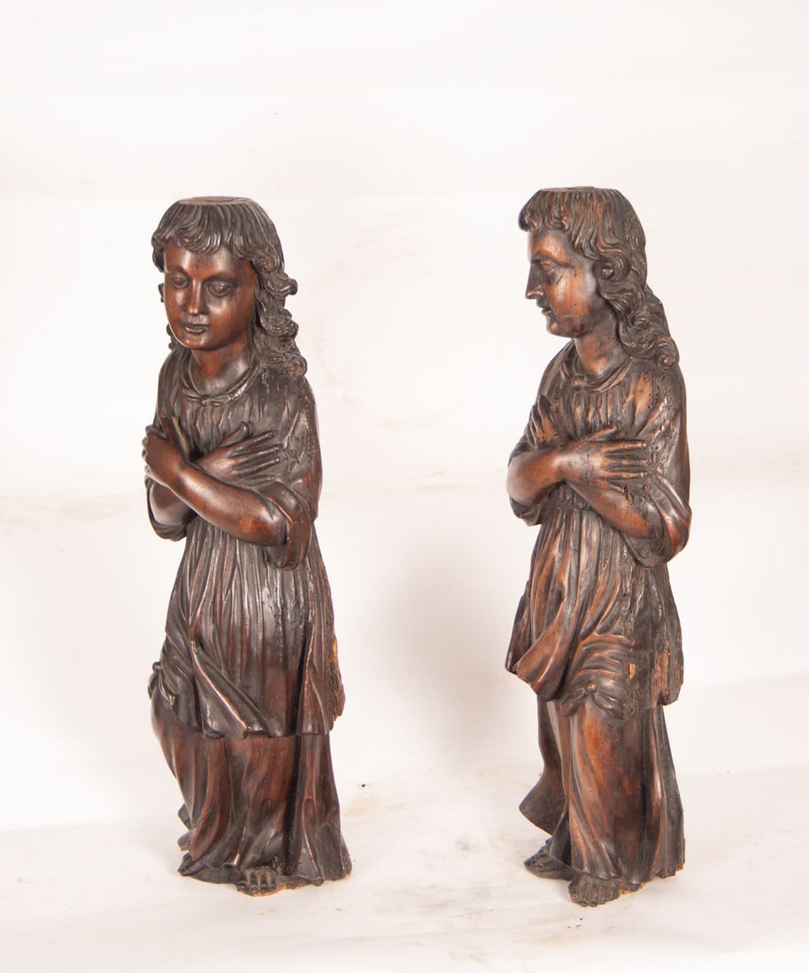 Pair of Altar Angels, Flanders, 16th century: Pair of exceptional carved wood carvings, with integrated base, measurements: 64 x 18 x 15 cm