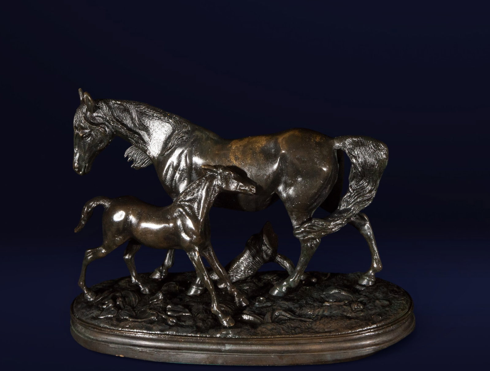 Mare with foal, European realist school, 19th - 20th century: Patinated bronze. Measurements 26 x 33 x 15 cm.