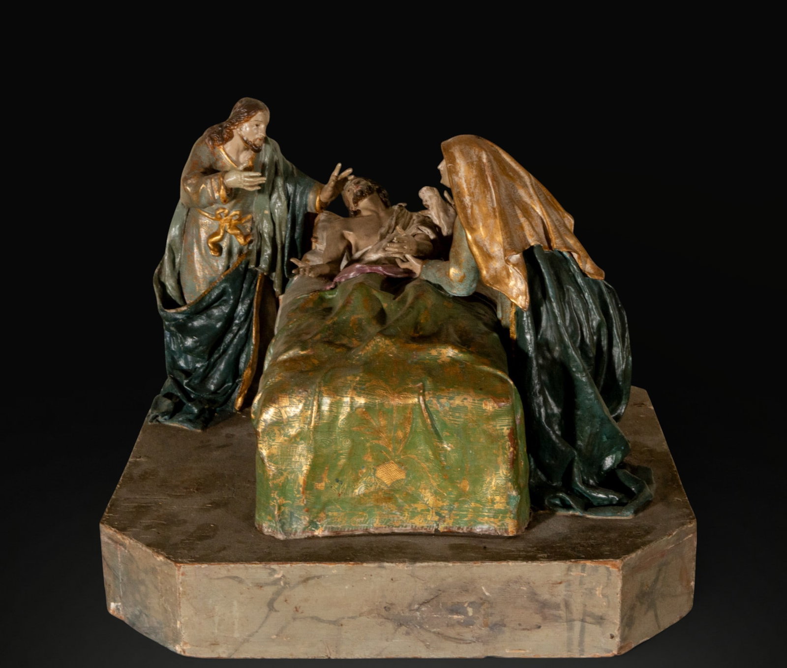 Jesus raising Lazarus from the dead - 18th Century: Sculptural group in polychrome wood carving and treated leather. Measures 37 x 43 x 41 cm.