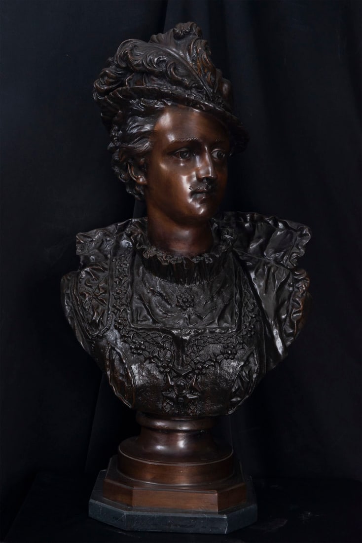 Bronze sculpture of King, first half of the 20th century: Bronze bust of King. Measurements: 77 x 40 x 25 cm.