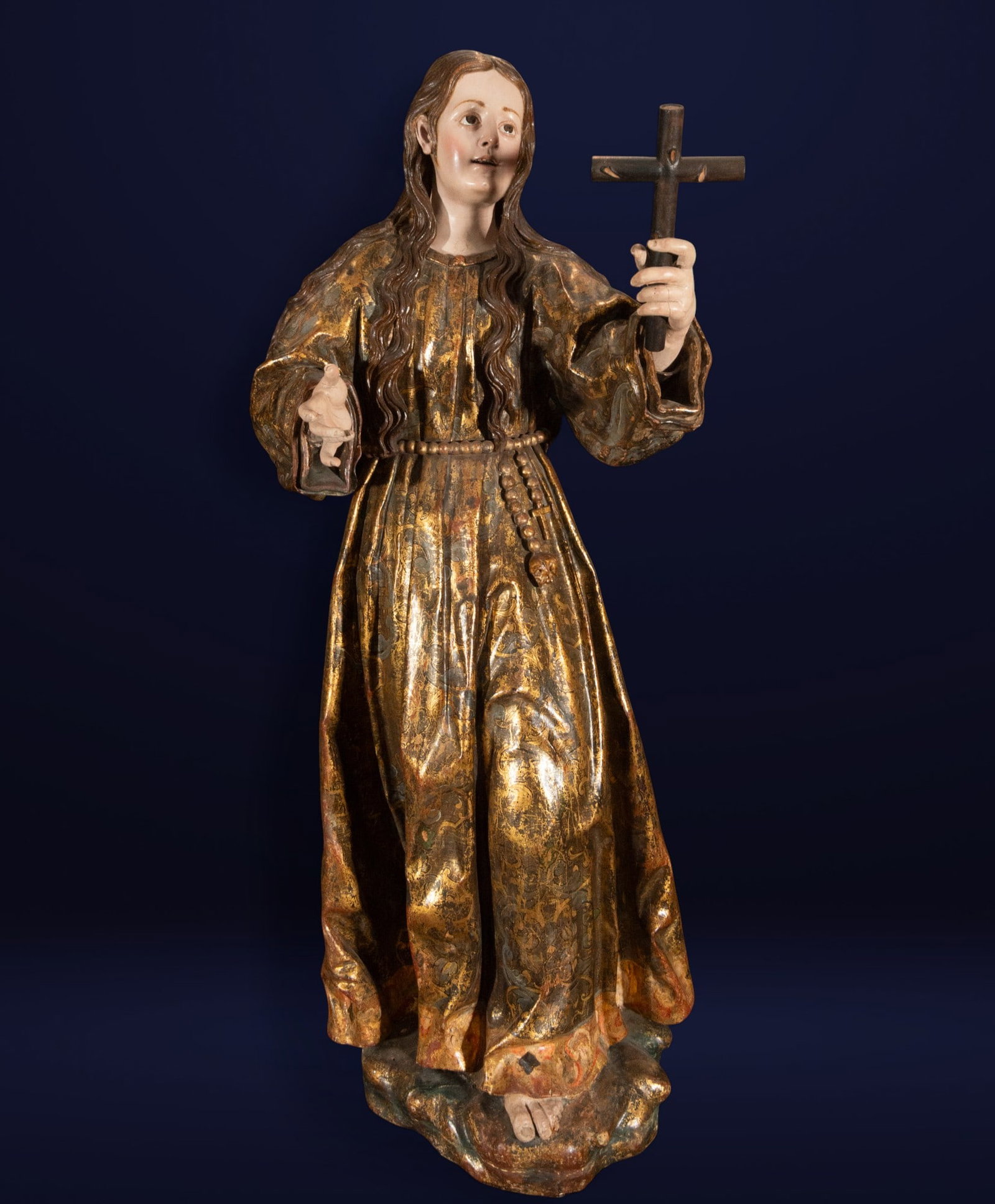 Pablo de Rojas (Alcalá la Real, 1549 – Granada, 1611) Attributed to Mary Magdalene / Granada: Polychrome wood, Dimensions: 108 x 46 x 42 cm. The sculpture depicts Mary Magdalene in a penitent attitude, carrying the cross in her right hand and with her face raised in a gesture of intense devoti