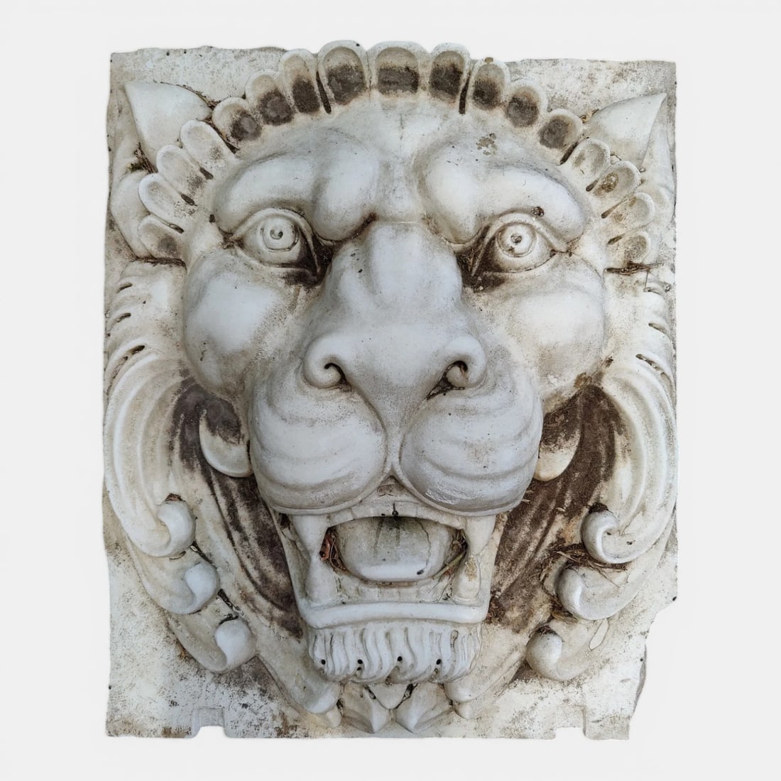 Spectacular marble lion-headed figurehead, Italy, 19th century: Carved marble. Dimensions: 77 x 91 x 15 cm. An important sculptural marble mask representing the face of a lion, conceived as a decorative element of great presence and remarkable expressive power. Or
