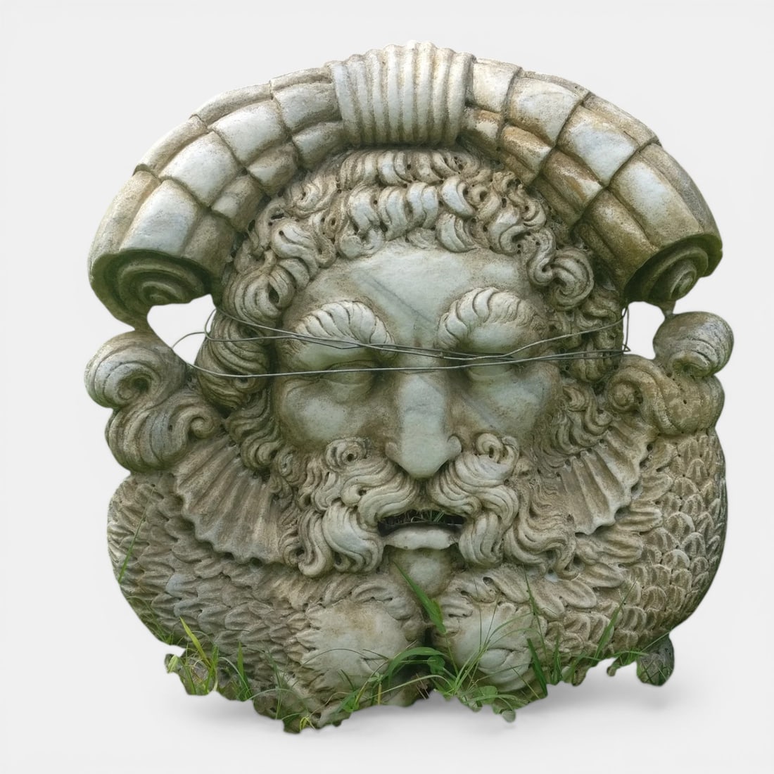 Marble mask with the head of Neptune, Italy, probably 19th century: Carved marble. Dimensions: 90 x 85 x 13 cm. Approximate weight: 100/150 kg. A masterful sculptural mask representing the face of Neptune, accompanied at the bottom by two dolphins, within a compositio