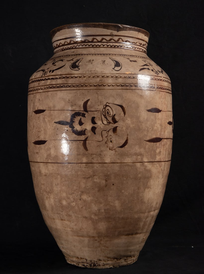 Important Chinese Yuan Vase in Glazed Ceramic (1279 to 1368 AD): Very good condition, measures: 60 x 33 x 33 cm. Provenance: private collection, cattle farm in the South of Spain, acquired on the French art market in the 1970s.
